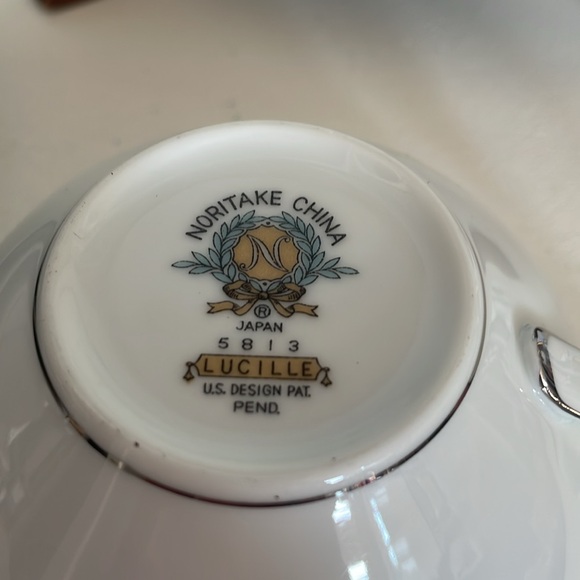 Noritake China Lucille pattern 4 cups & saucers white /grey gold trim - Picture 3 of 4